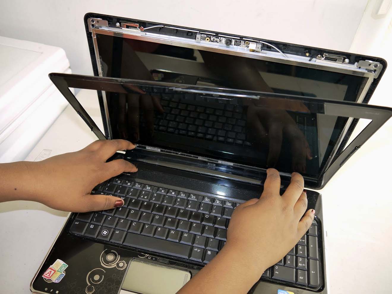 Замена экрана ноутбука HP в Чебоксарах